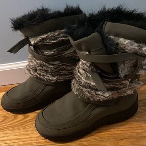 Colin Stuart Olive and Faux Fur Boots Sz-5 Woman’s
